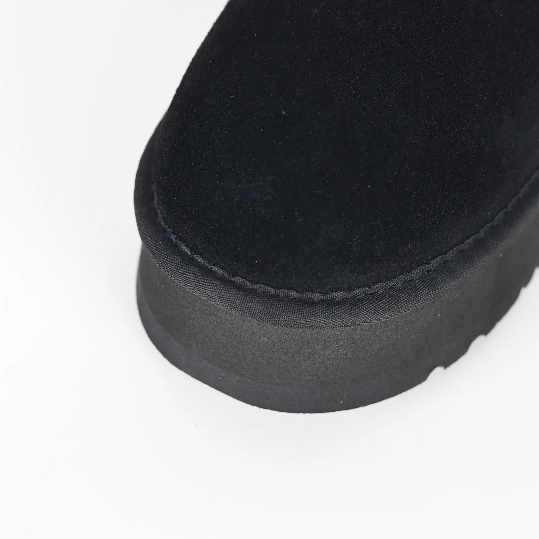 Pick up locally 💰440 The core recommendation is good price E4 UGG Thick-soled short style Zhou Dongyu and Wang Yibo's same series Xiaohongshu popular model Henan Longfeng leather production Cashmere insole is a very suitable choice for keeping warm in winter when going out and at home. In the new year, uug launched a style series, which is partially geared towards the preferences of young consumers and has also been at the forefront of fashion trends. Shoe body material UGGPURE™ implanted wool insole Lightweight non-slip and comfortable rubber outsole With brand LOGO and complete packaging Size: 35 36 37 38 39 40